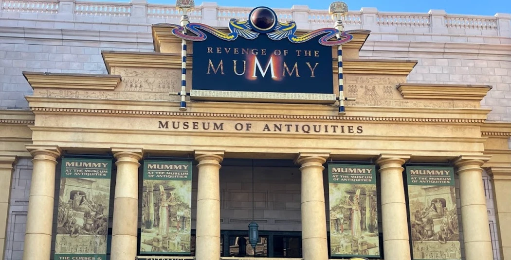 The entrance gate of “the revenge of mummy” ride