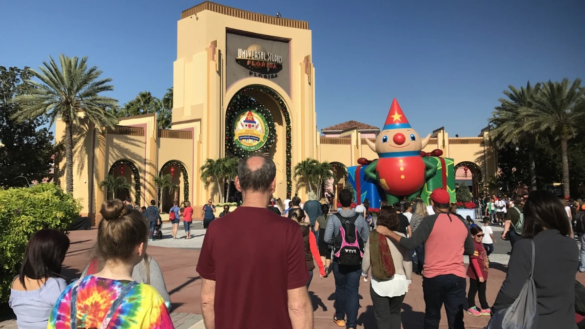 People going towards Universal Studios Florida