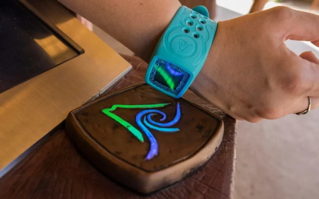 A blue colored TapuTapu wristband for the entry inside Volcano Bay