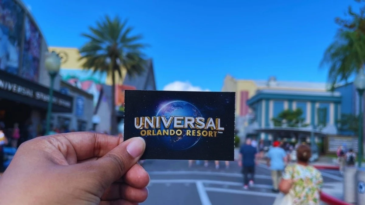 A person holding a Universal Orlando Resort card